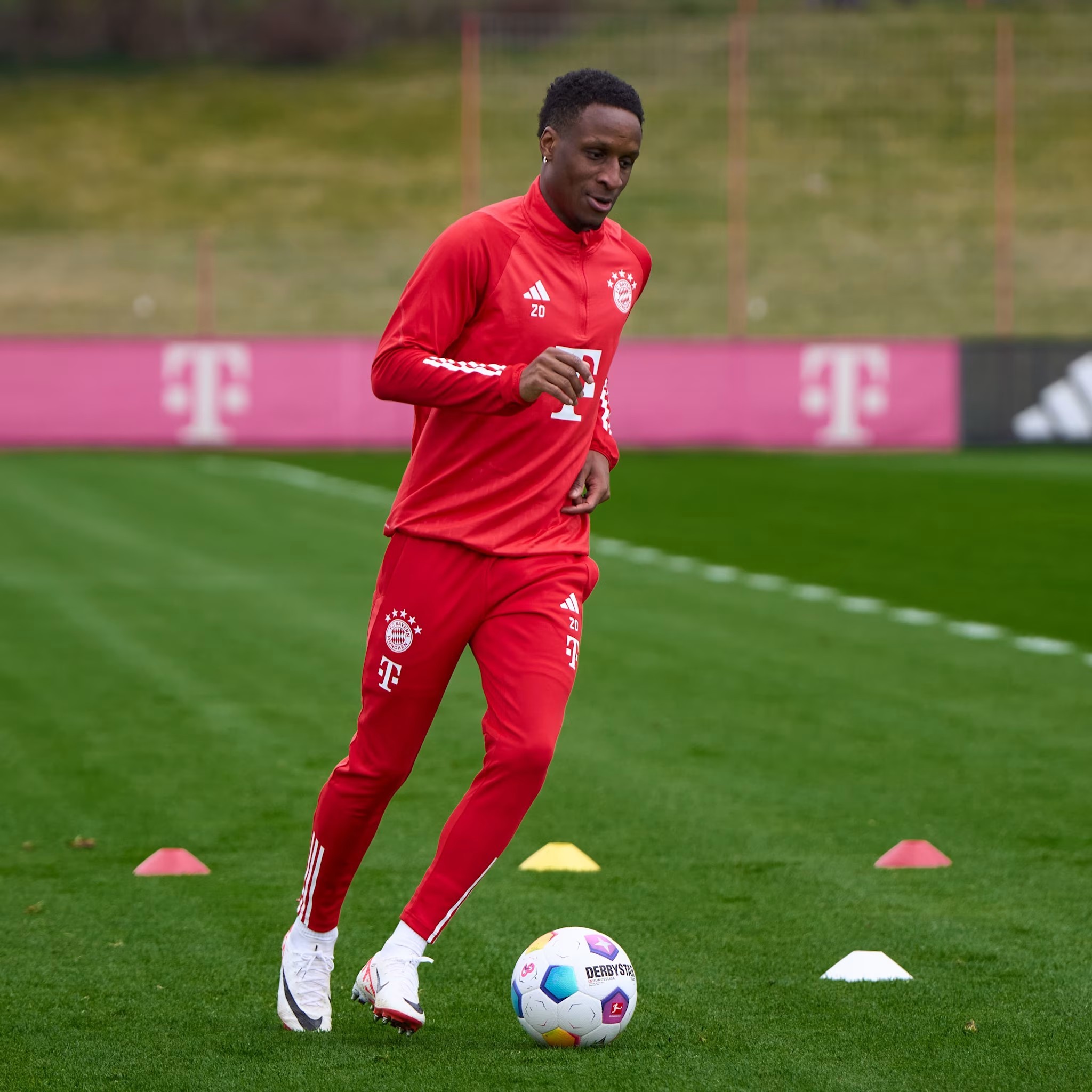 拜仁慕尼黑官方:球队边后卫布纳-萨尔恢复有球训练