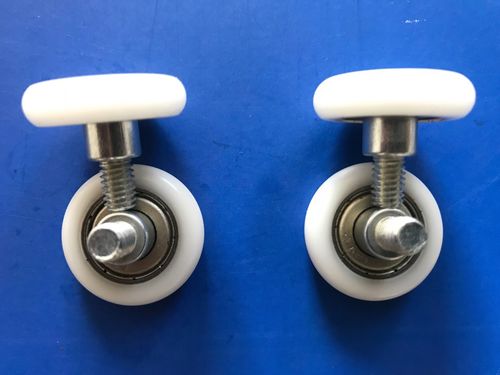 婴儿床的四条腿有四个套上去的塑料脚轮,卸不下来了,求帮助?