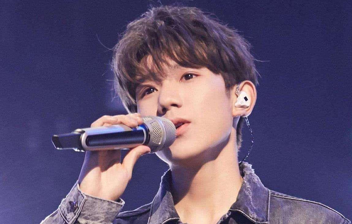 王源吸烟被实锤后,张艺兴抽烟也上了热搜,舆论截然不同