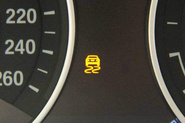 防侧滑灯亮怎么取消