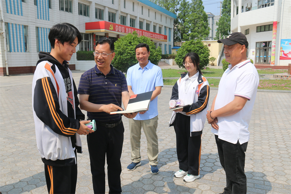 东海县第二中学举行"2023年家有考生话高(中)考慰问"座谈会