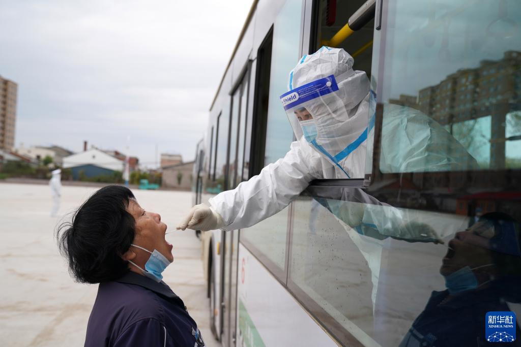 抗疫一线的"最美逆行者"