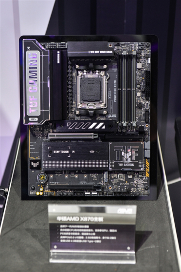 支持多GPU！华硕展出全新X870主板：还有ROG BTF2.0等背置全家桶