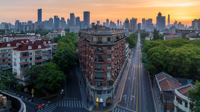 上海武康大楼下,万众举目在看什么