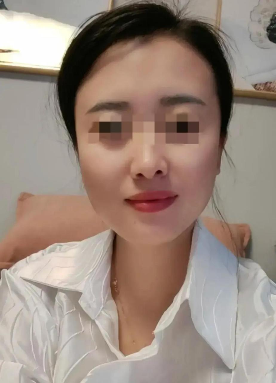 梁女士40岁,体态丰满,保养很好.