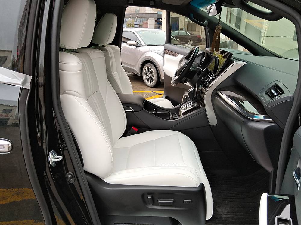 丰田埃尔法内饰改装升级雷克萨斯lm300黑白相拼兼具实用与奢华