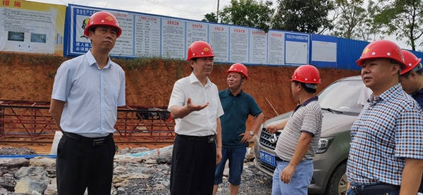 冯德校调度一老一小工作