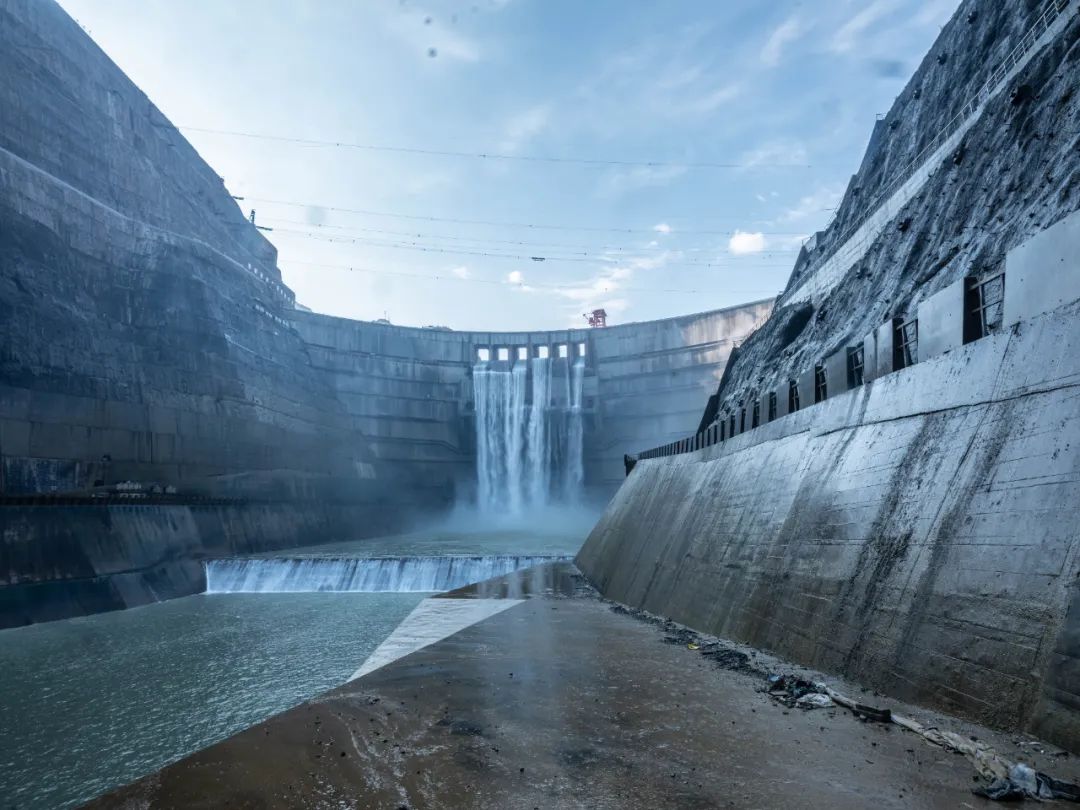 大英加超级瀑布水电站图片