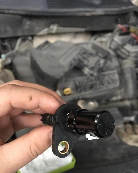 发动机曲轴位置传感器的位置在哪里?