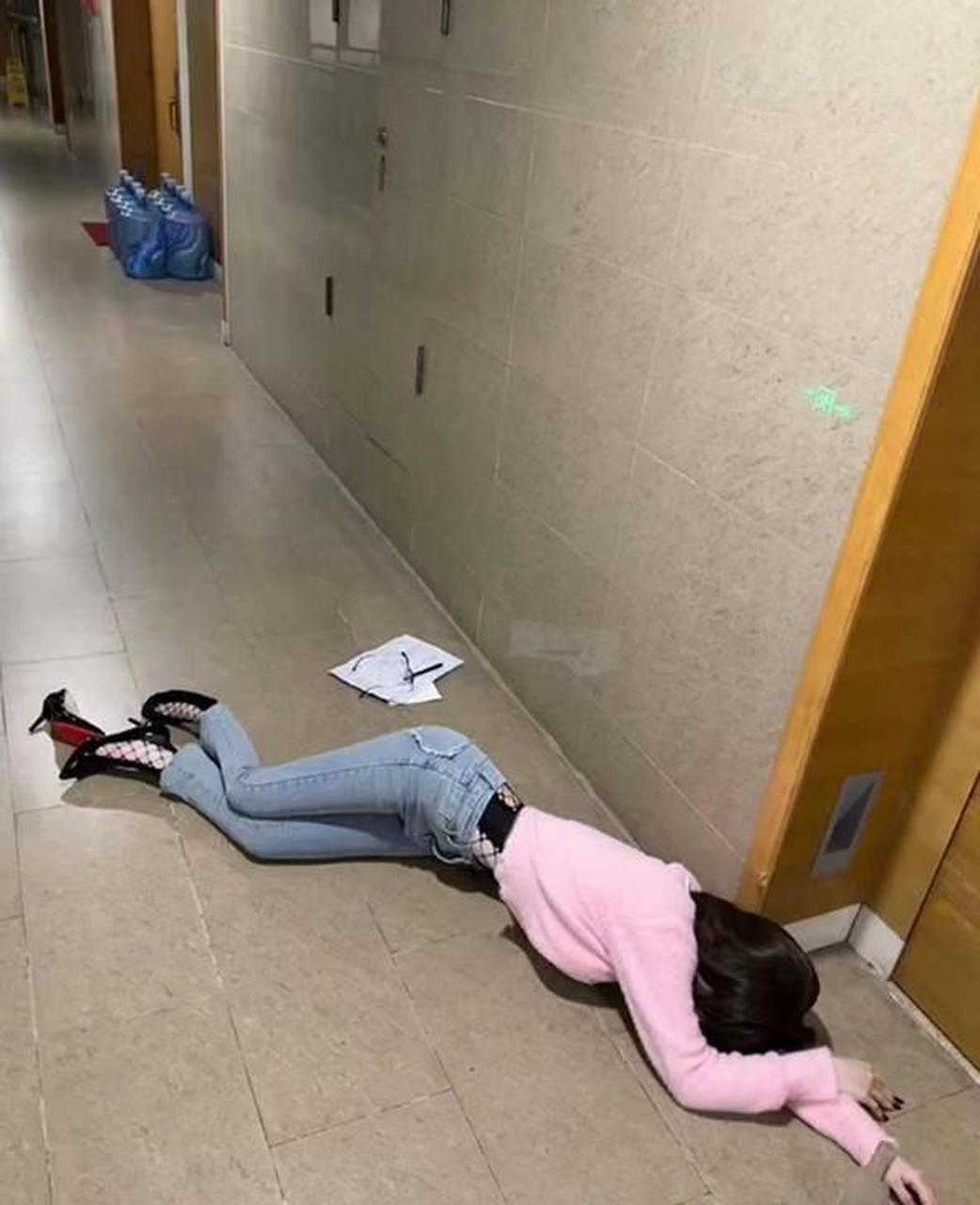 美女喝高了,睡姿很不雅