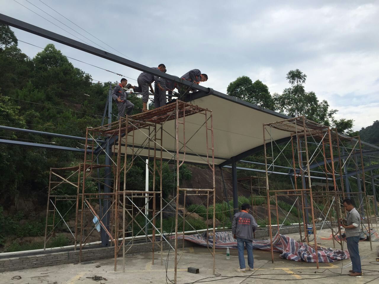 pvdf张拉膜膜结构停车棚定做哪家好呢?