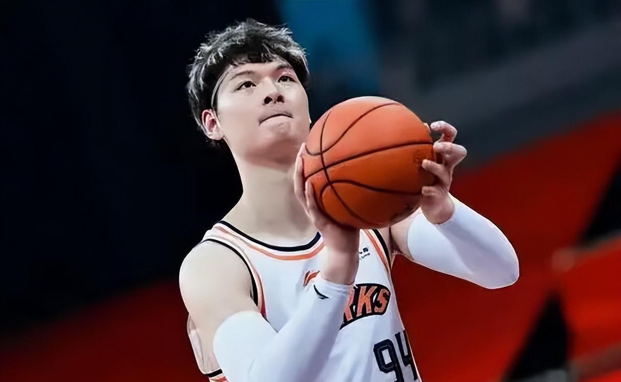 中国男篮旧将王哲林祝早日康复,他曾是球队的核心力量