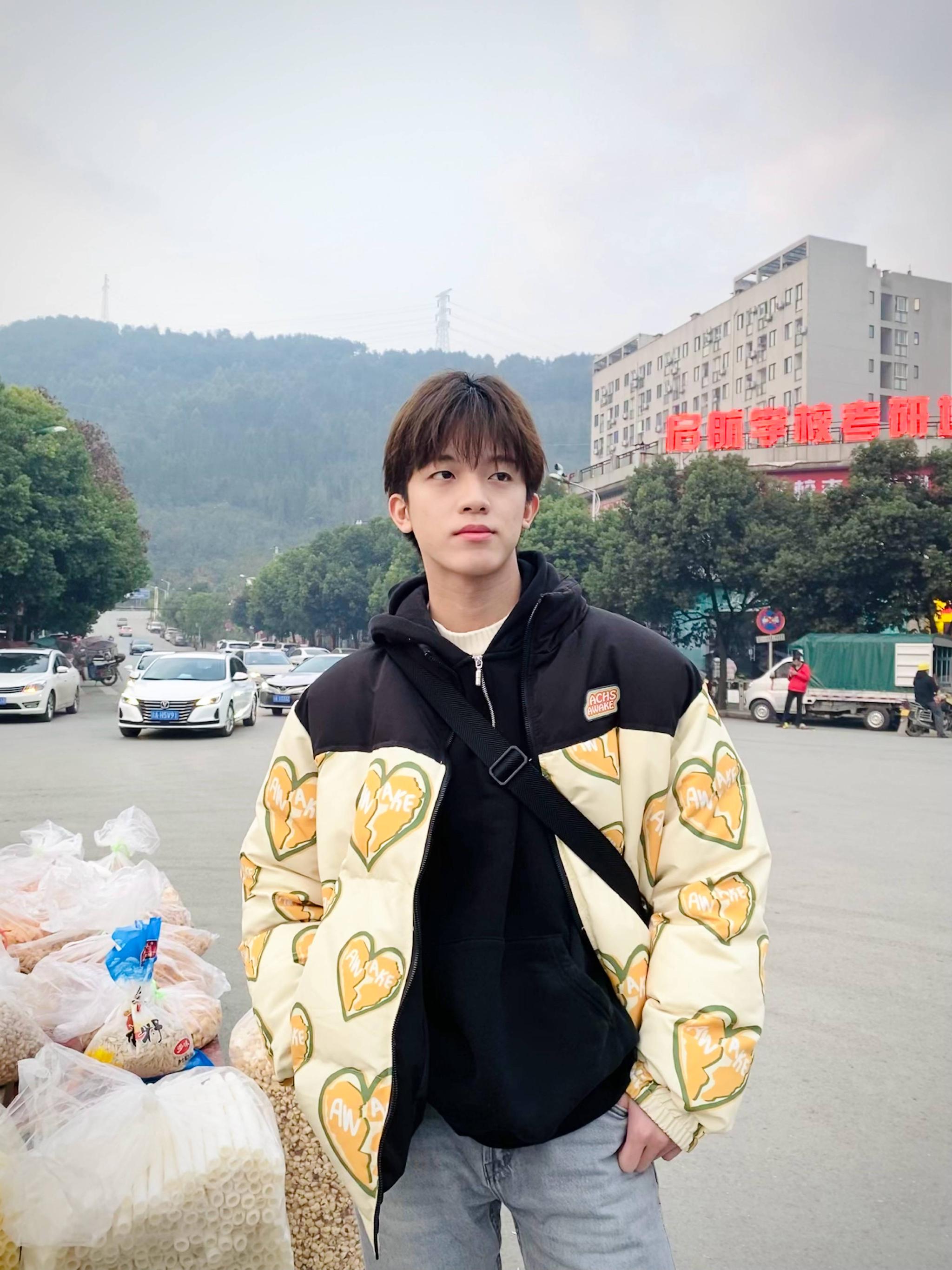 孙亦航连发三张live图表达学校放假的快乐