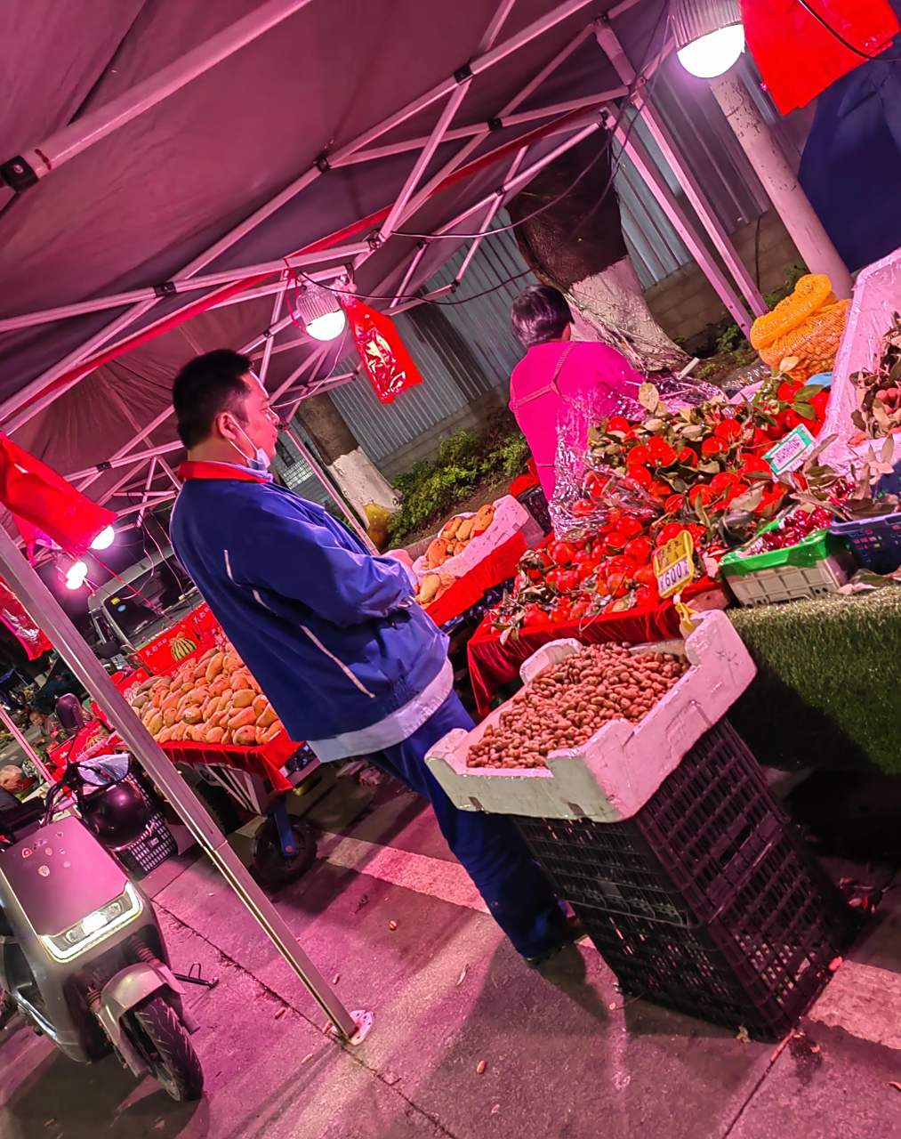 晚上来漳州市蓝田开发区这个夜市里面买水果,遇老板是河南籍的!