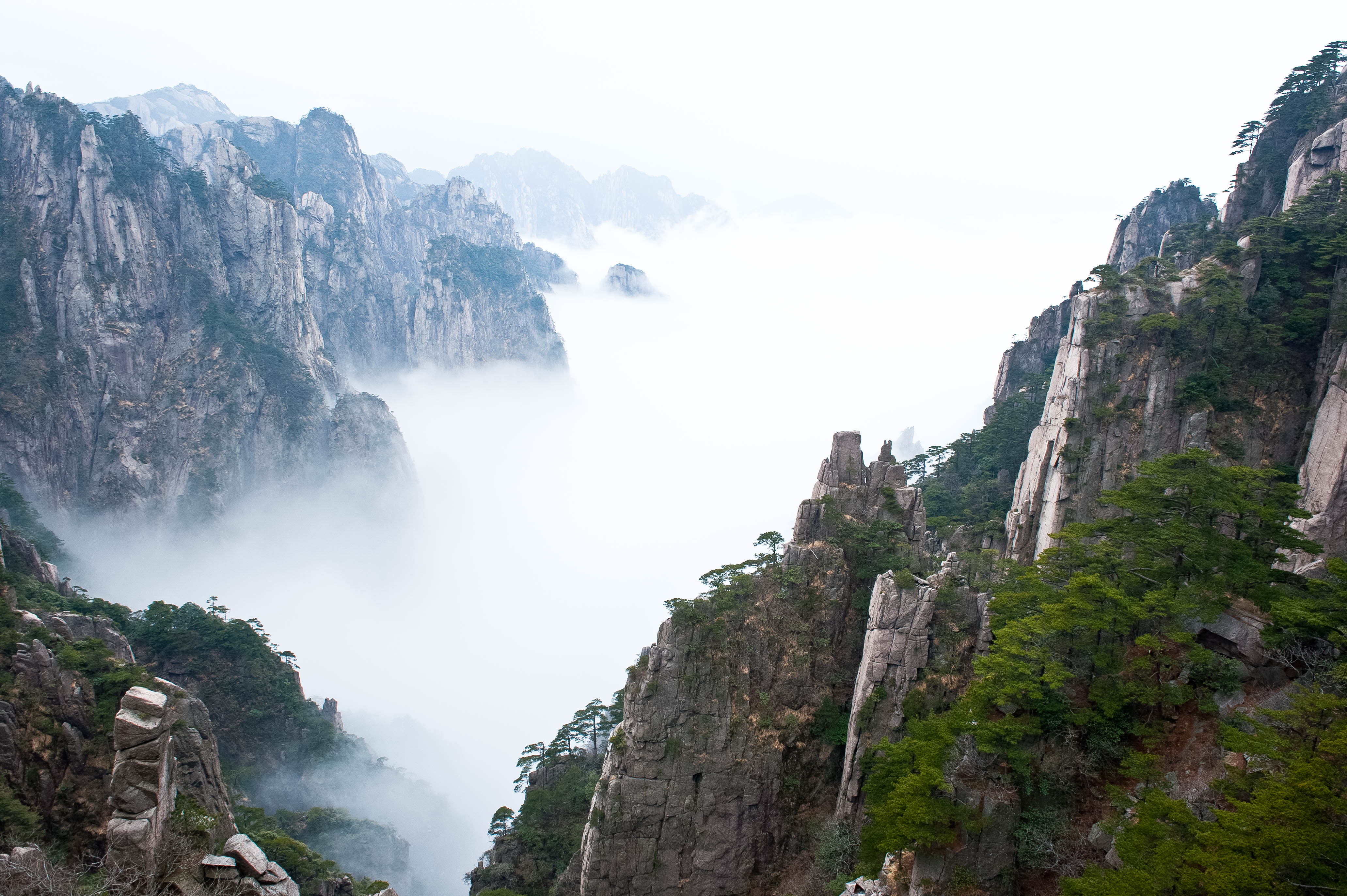 黄山在安徽省的黄山市,想看每年只有51天的云海,需把握三个秘诀