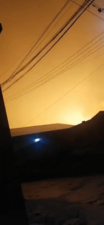 保定一地金属镁起火,炫目白光照亮夜空