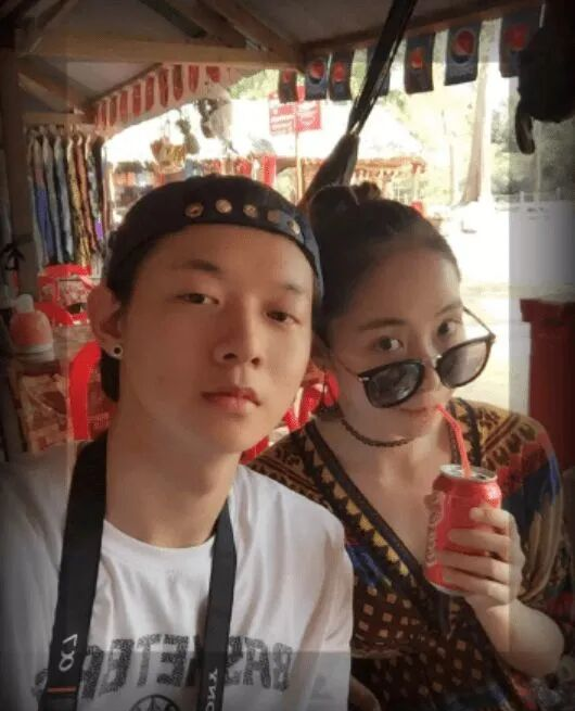 霍尊退圈始末:陈露敲诈指控与家庭挑战