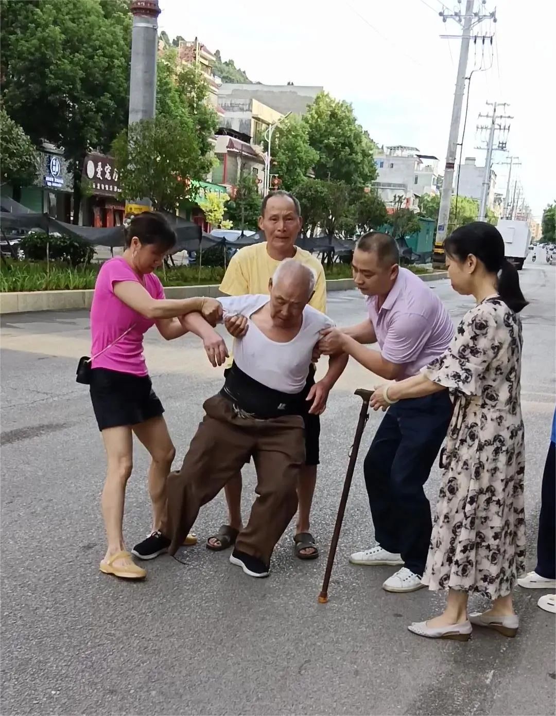 郴州84岁老人摔倒 众人帮扶