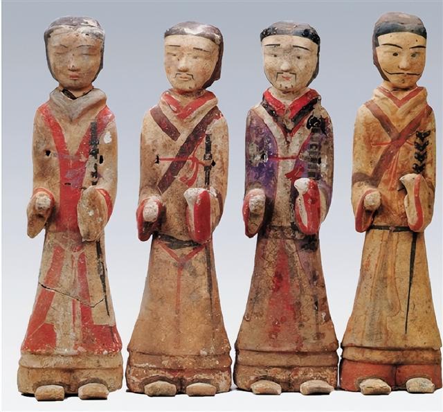 春秋战国时期,楚人在军事上和物质上迅速发展,楚木俑也随之产生