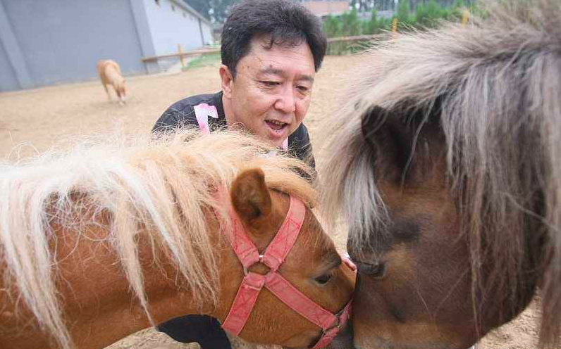 吴京开出80万片酬,邀请于谦出演《战狼2》,于谦:我一分都不要!