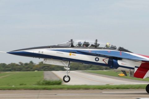 台湾"勇鹰"高级教练机后座显示器很特别