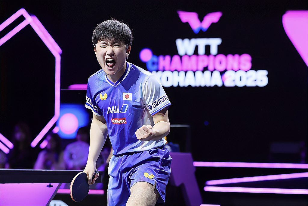张本智和日本选手在wtt冠军赛2025横滨比赛中庆祝胜利
