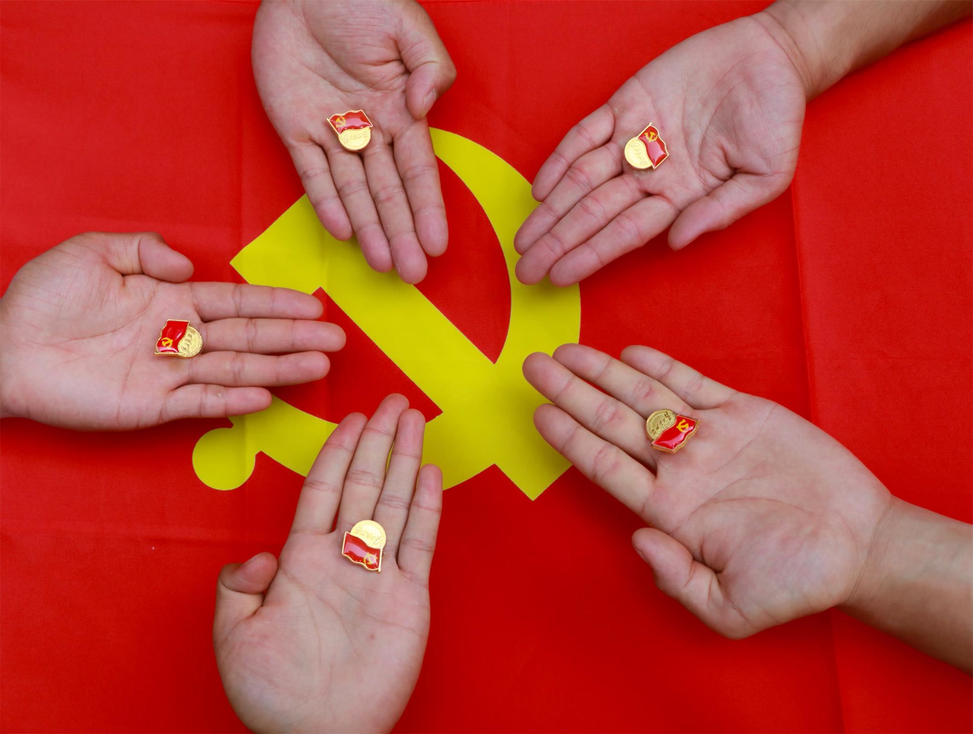 与党旗同框,武警官兵用镜头定格信仰