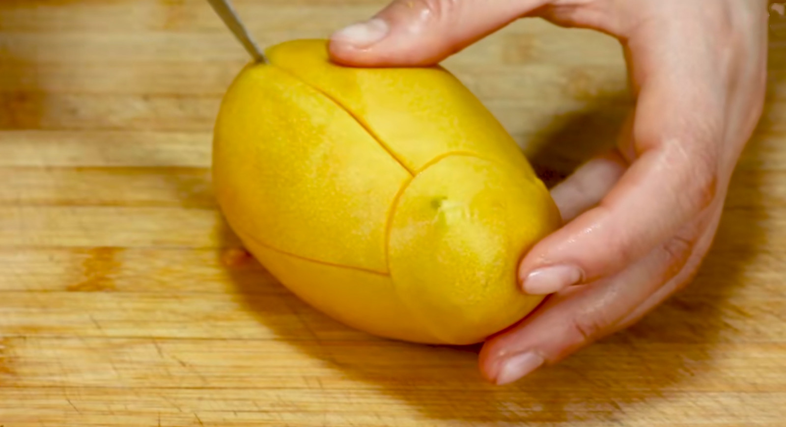 今天才知道,原来剥芒果这么简单,只需一根筷子,不脏手不流汁
