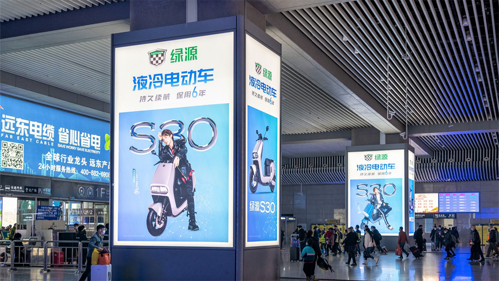 高铁站灯箱广告:璀璨光芒中的品牌引领者