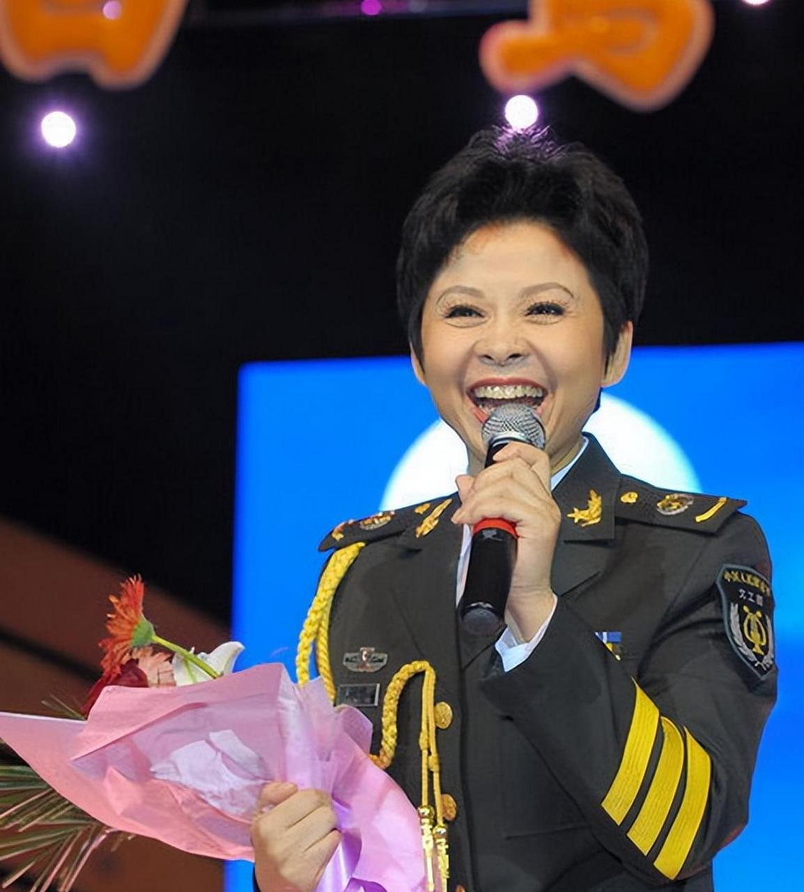 董文华是一位中国著名的女高音歌唱家,她在很小的时候就展露了歌唱的
