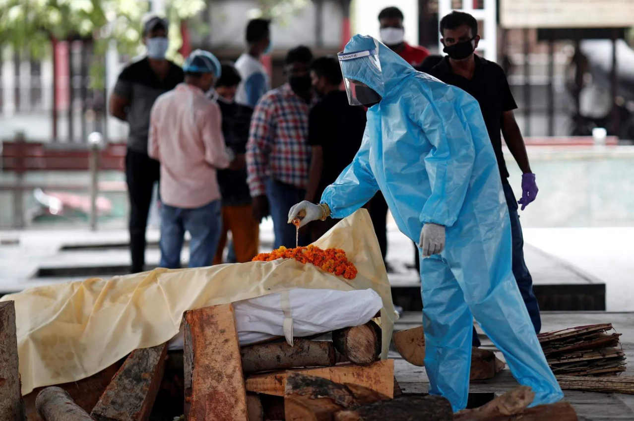 图为正在火化死者的印度殡仪馆人员