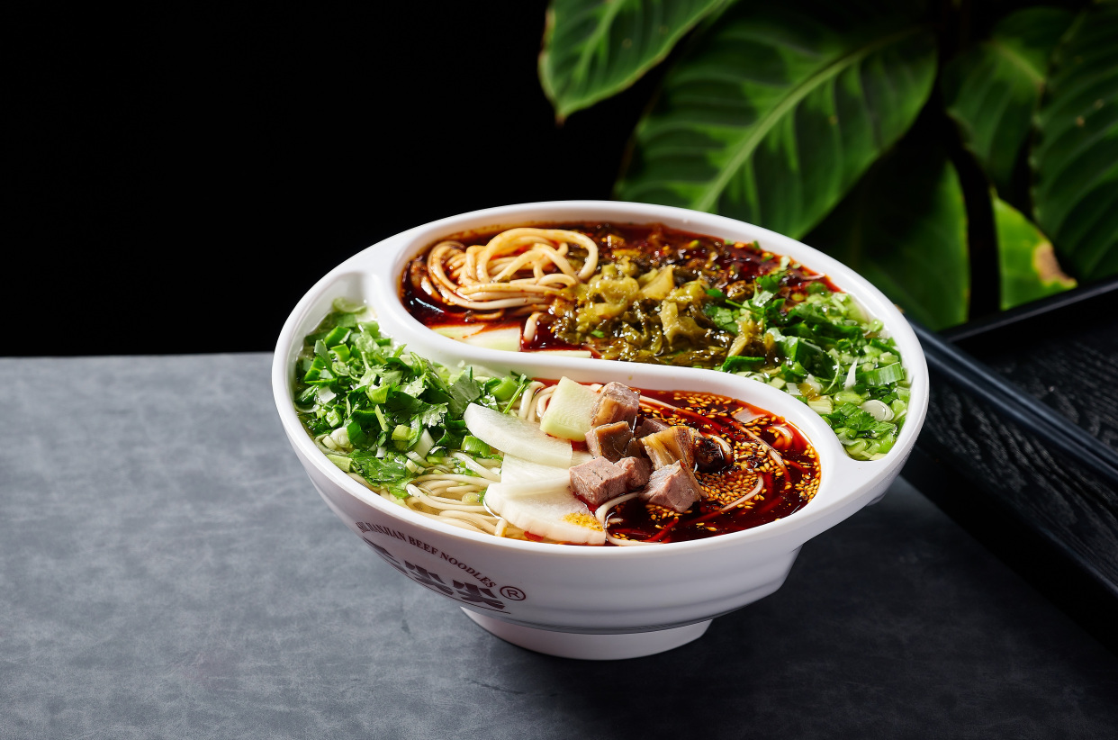 鸳鸯牛肉面酸菜牛肉面创新独特新风味,燃爆味蕾.