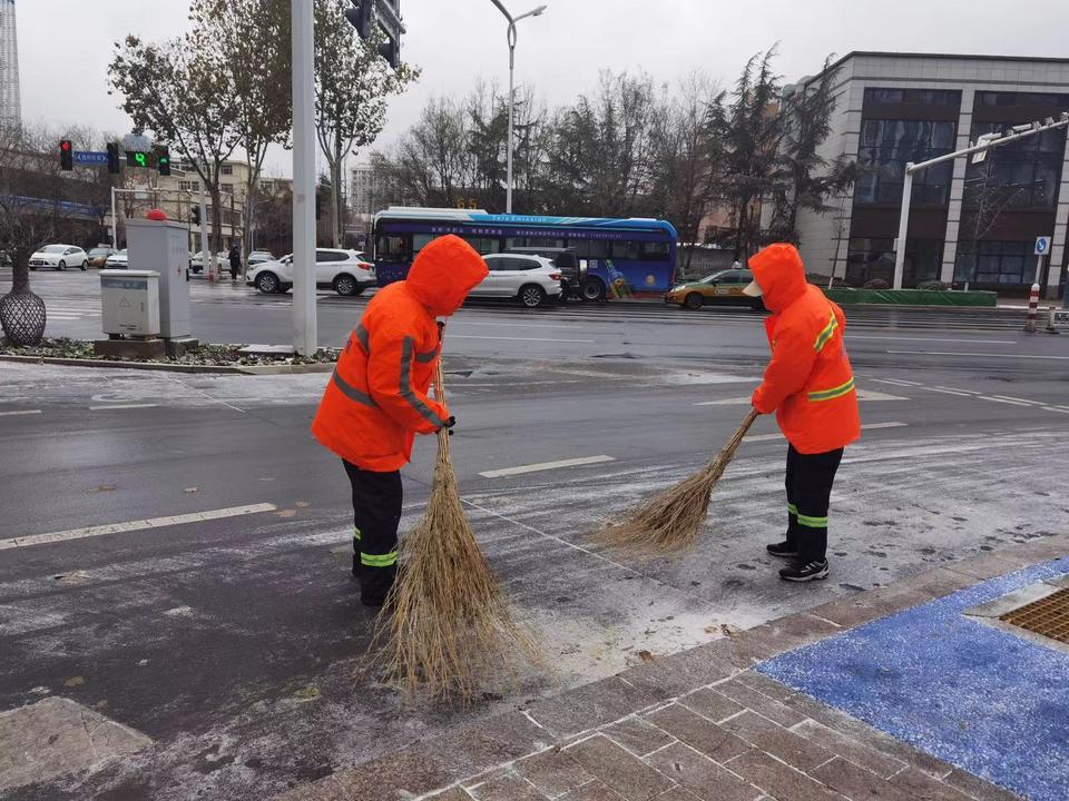 凌晨在岗的除雪人:4点开始清扫街道,24小时连轴转撒布融雪剂