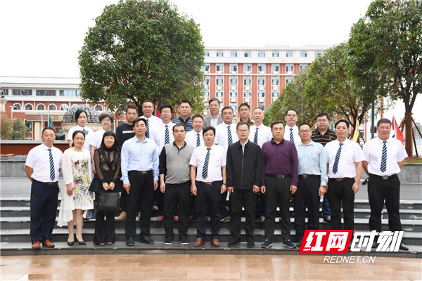 "名校 民校" 永州四中和永州黄冈博才学校举行联合办学签约仪式