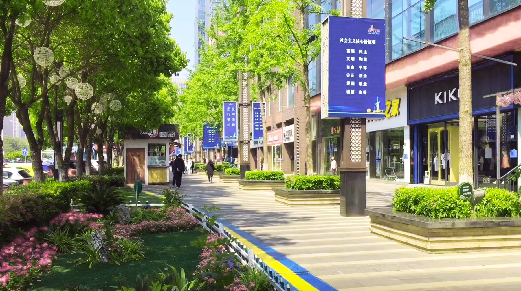 乘有轨电车路过关山大道,在武汉光谷天地老商圈,随拍无限春光
