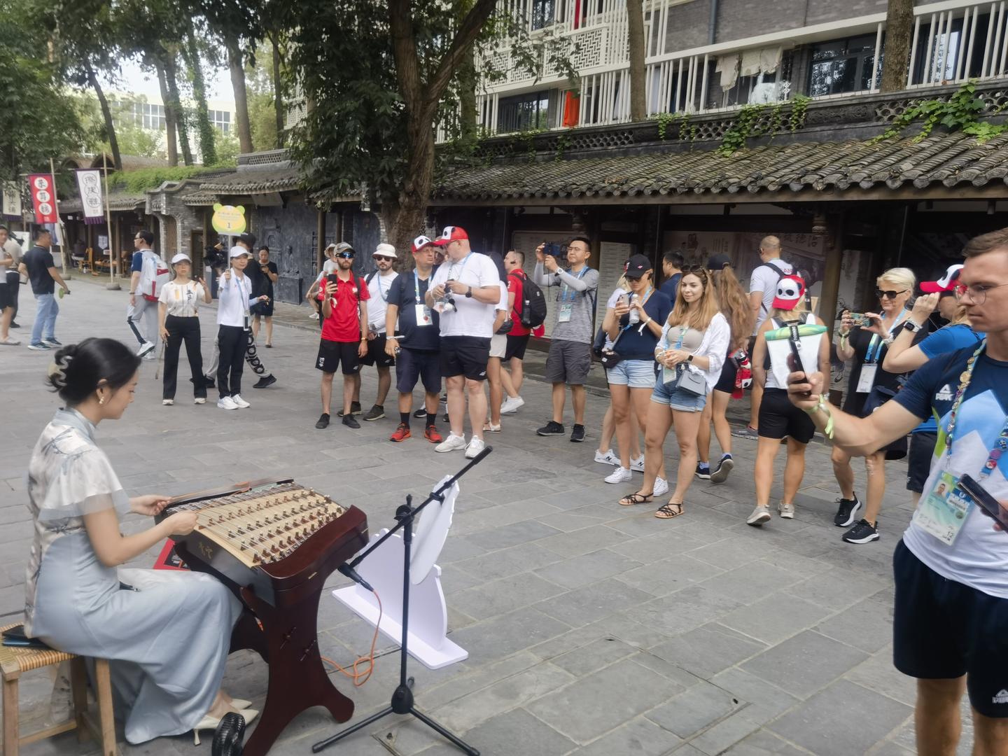 我在成都的街头等你:成都街头艺人用音符传递大运精神