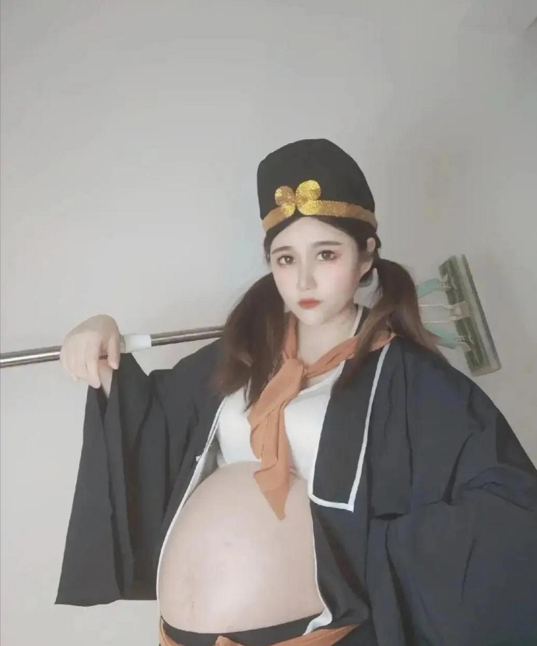 好一个女版猪八戒,肚子真大.