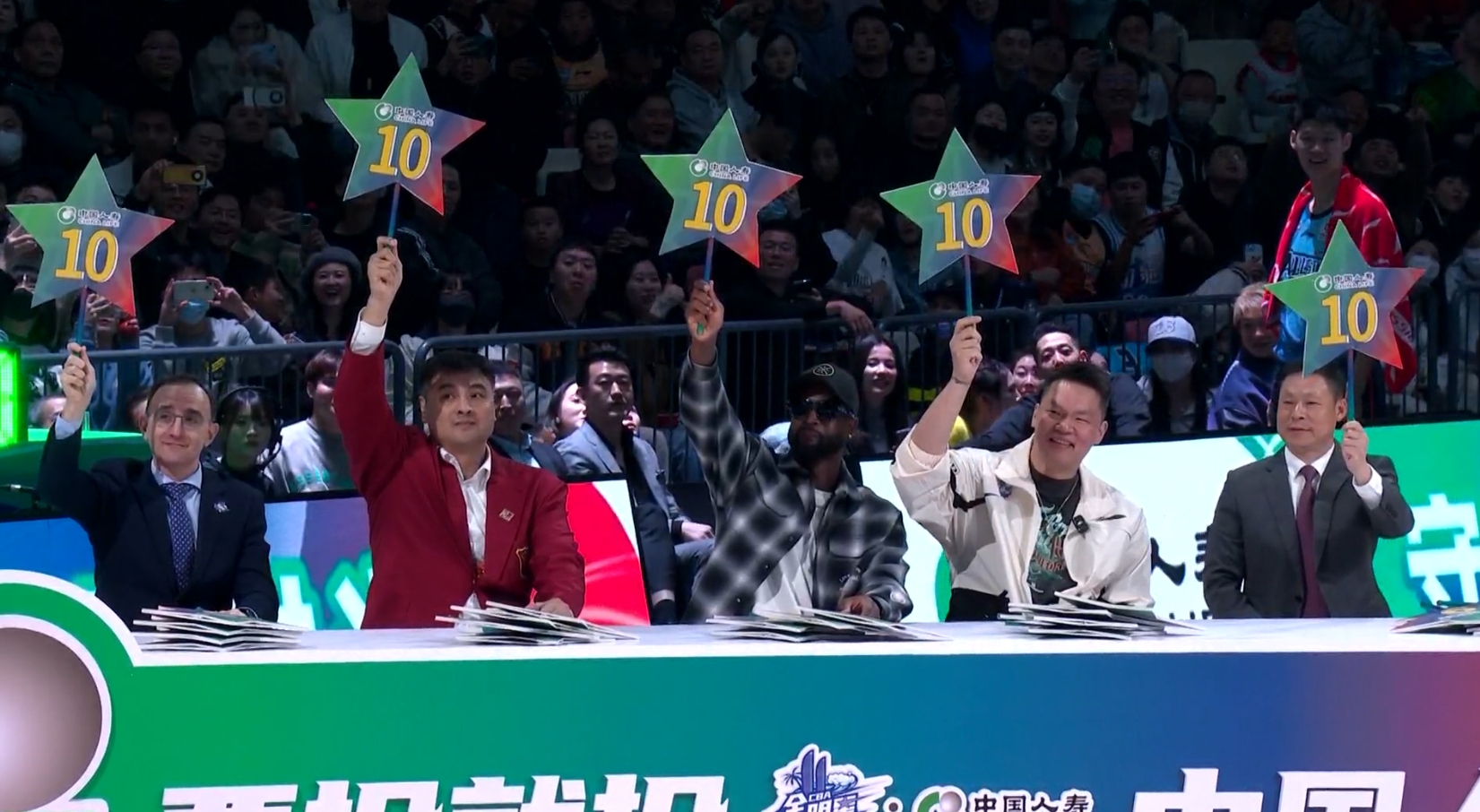 82cba全明星扣篮大赛:万磊复刻蝎子摆尾 摘扣双球夺冠!