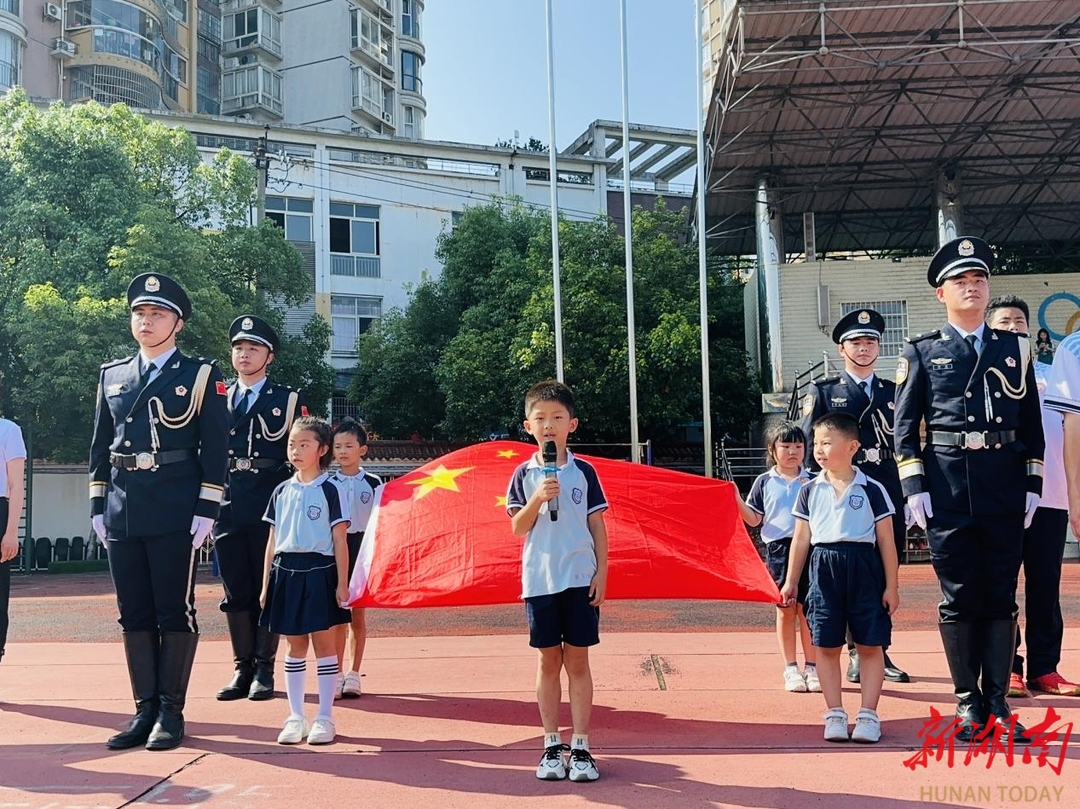 怀化市鹤城区幼儿园举行了一场特别的升旗仪式