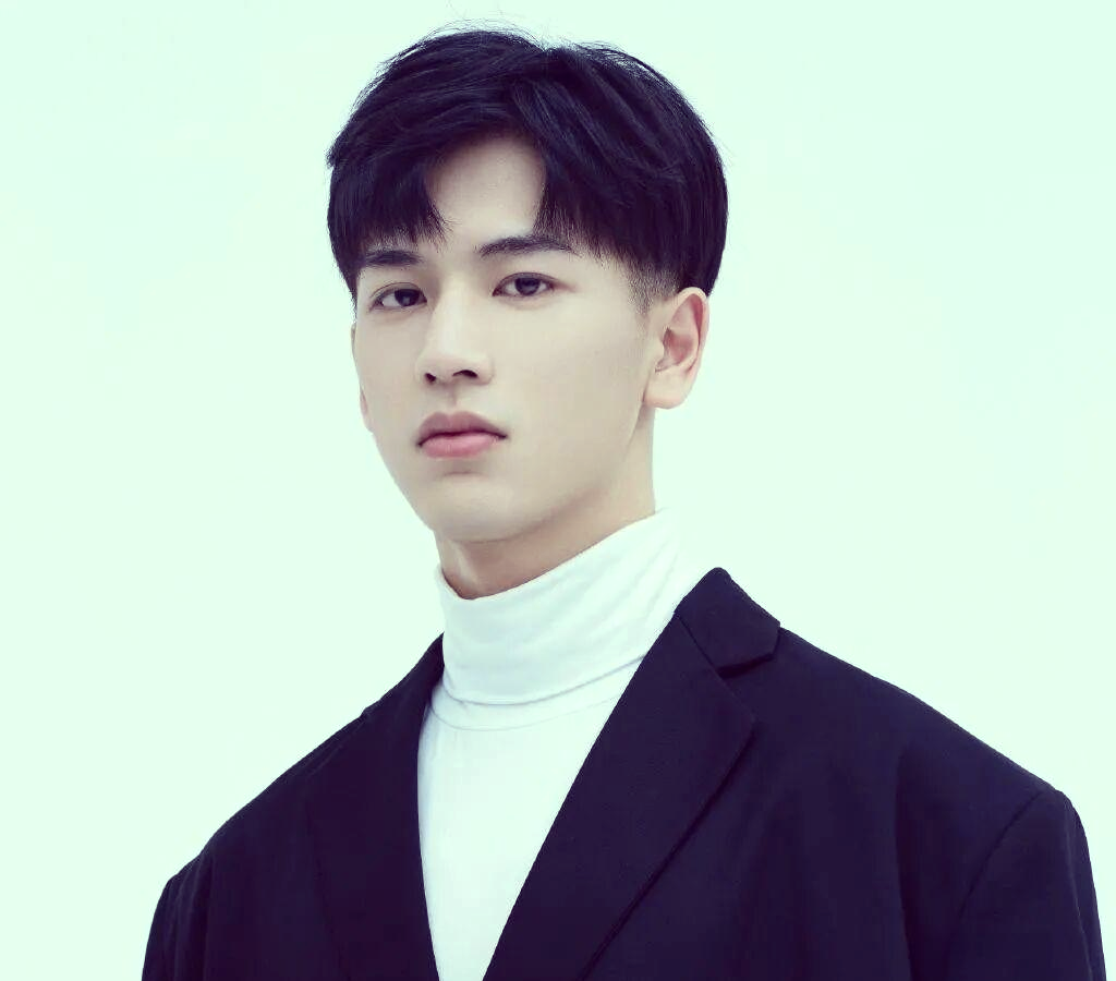 秋季男生发型焕新:四款限时流行刘海