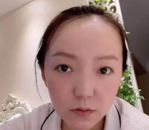 白衣钢琴女大笑图片