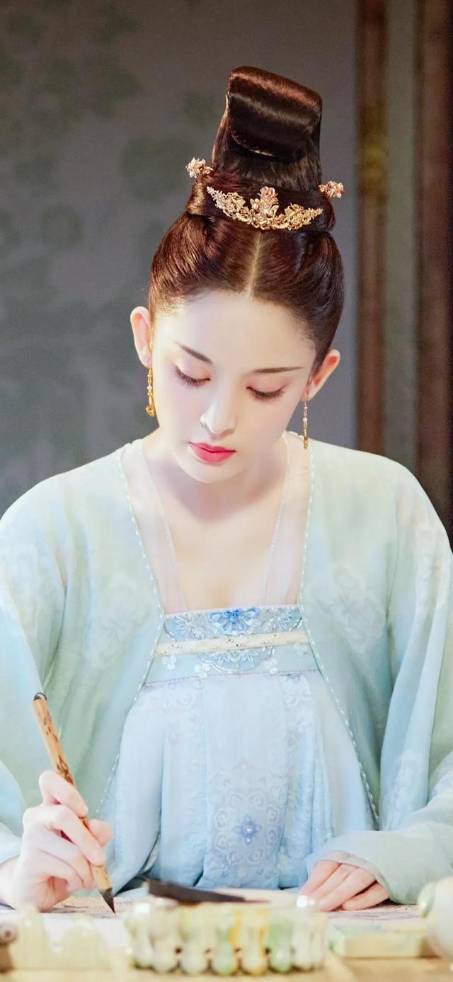 80张古力娜扎美照连连看,疑是仙女下凡来,回眸一笑胜星华