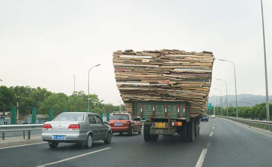 跟在大货车的后面,如何正确地避免误闯红灯?新手开车要注意