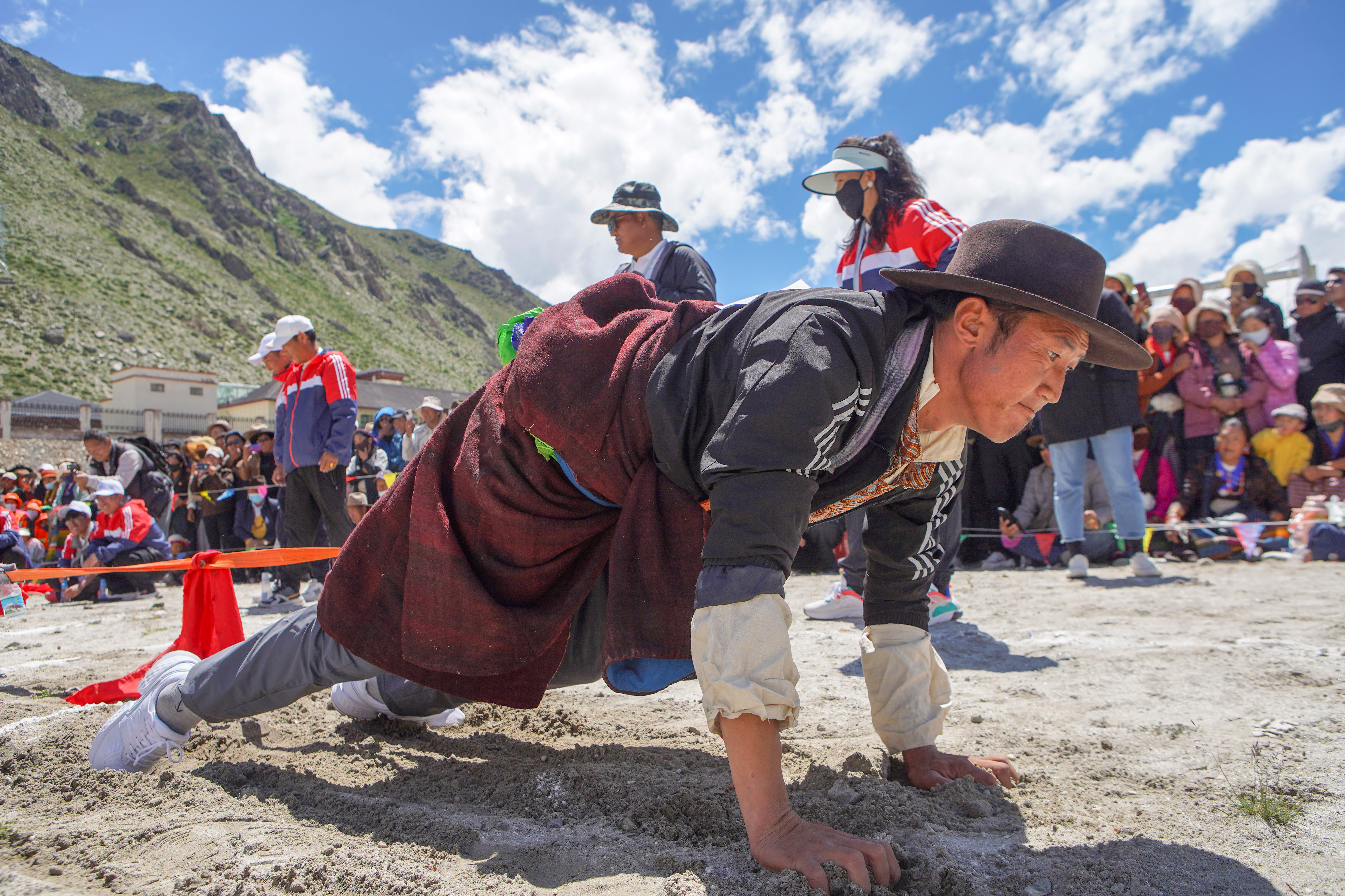 西藏:农牧民角逐传统民族体育项目