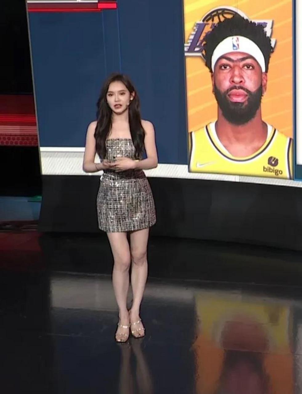 詹姆斯超神发挥湖人3比1灰熊,美娜今天腿变好看了!