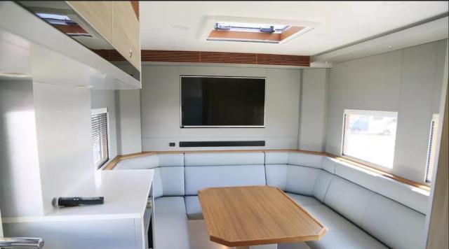 初见奔驰8x8豪华越野房车