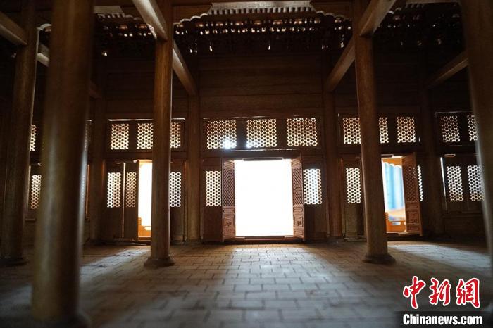 兰州父子两代人接力传承"古法"微缩古建筑:巴掌大窗户可推开