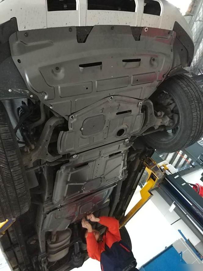 轿车底盘护板螺丝断了