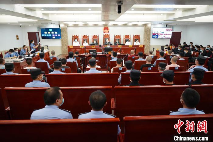 湖北公开审理一件13人涉黑社会性质组织案