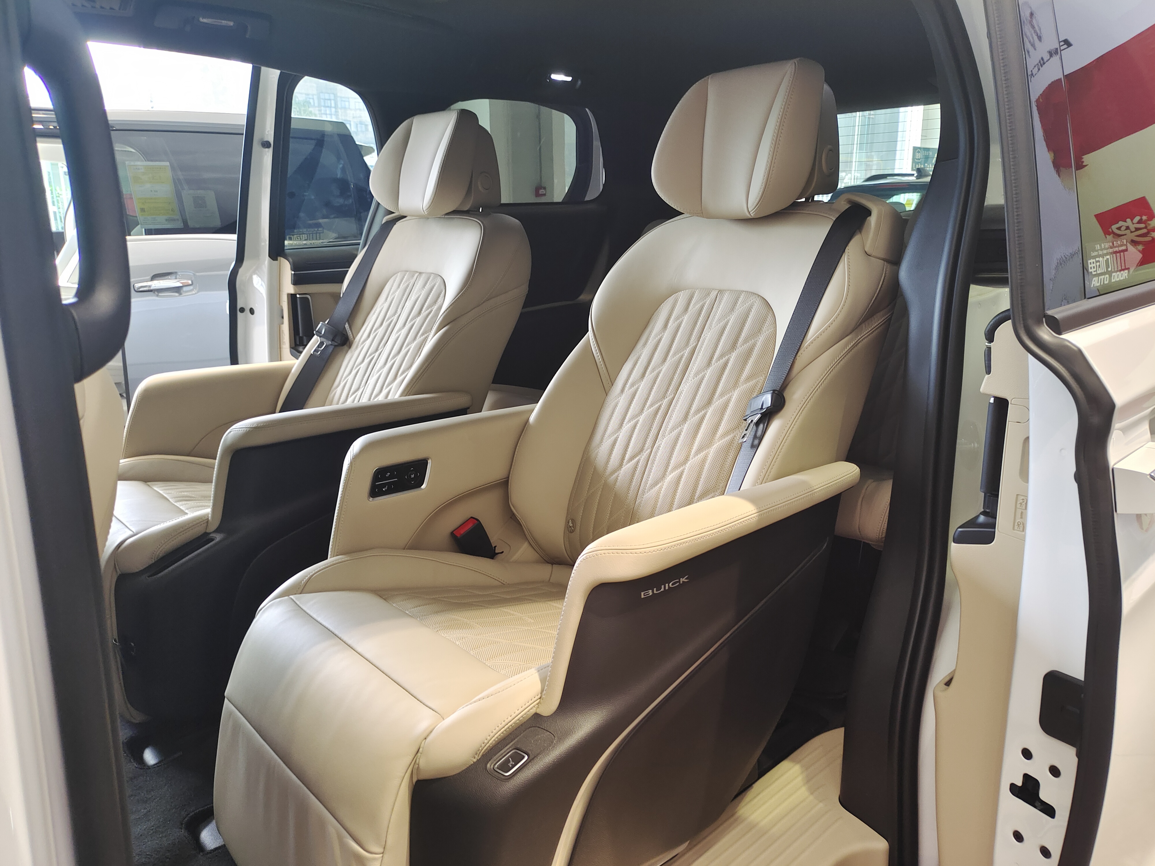 gl8 es陆尊豪华装潢 内饰空间很奢华